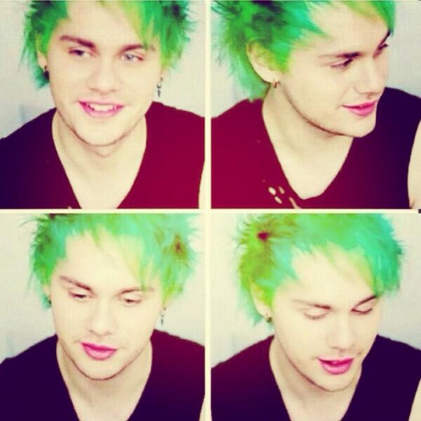 Mex5SOSFamily's tweet photo. ¿Que les pareció el nuevo tinte de Mike? La verdad se ve extremadamente adorable. http://t.co/EhD7QRpvMS