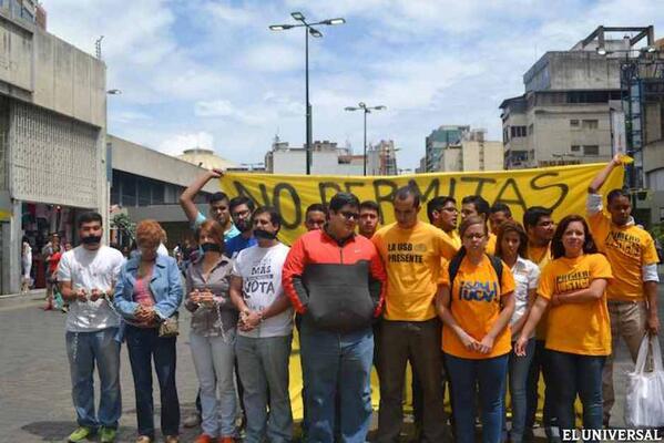 ElUniversal's tweet photo. Estudiantes permanecen en las calles pese a las 3.125 detenciones  http://t.co/fltnC3mjfe http://t.co/026XRfEi9t