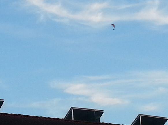 Paraglider boven Leusden