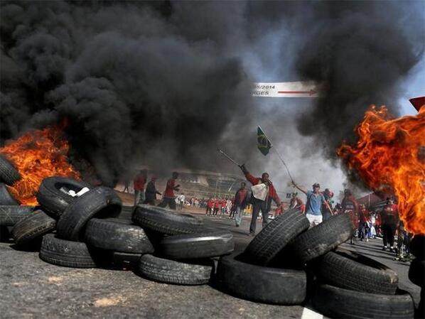 AnonymousJuvent's tweet photo. Manifestantes en brasil siguen en resistencia!

#WorldCup http://t.co/fNaPdqBolf