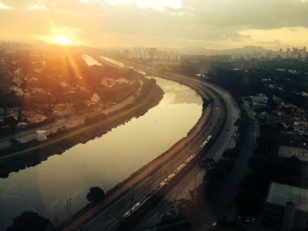 Marginal Pinheiros, 17h25. Se todo dia fosse assim -> siga ao vivo: abr.ai/1ldsv3Z  #vejaspnacopa