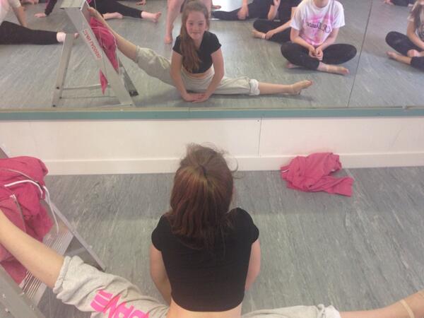 KimRossDance's tweet photo. OVERSPLITS WHAT!? #flexible #krfamily #ouch #dance #dancer #splits #oversplits #motivation #fitfam http://t.co/GDCh8XuNpp