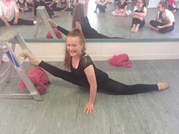 KimRossDance's tweet photo. OVERSPLITS WHAT!? #flexible #krfamily #ouch #dance #dancer #splits #oversplits #motivation #fitfam http://t.co/GDCh8XuNpp