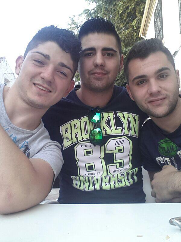 Lopez95Alex's tweet photo. Buena tarde con buena gente!! @segui_5 @jose171194 @santinielfa y compañia http://t.co/4J67p4ZXiq