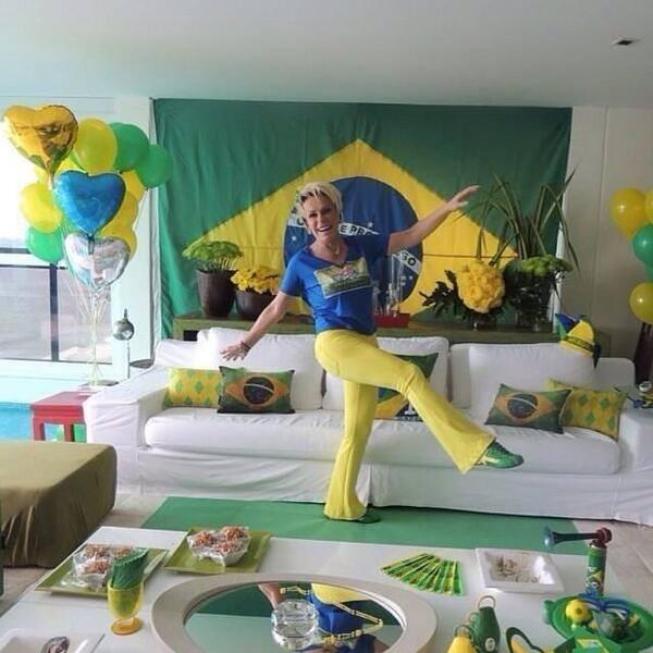 adilminhabr's tweet photo. Artistas internacionais também estão torcendo para o Brasil, Miley Cyrus mandou sua foto http://t.co/yq5S42Mwl1