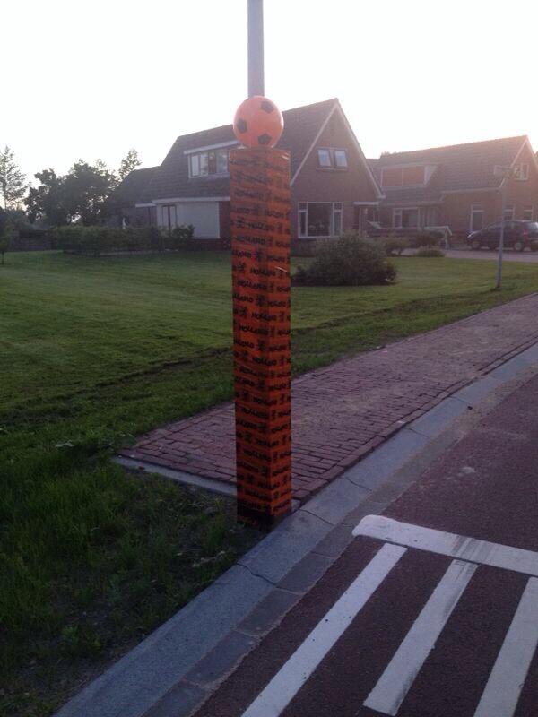 Klasientsje's tweet photo. De ballen hebben het nog geen 24 uur overleeft. Jammer dat er van die verpesters zijn #westergeest #oranjesferen http://t.co/UmUJiQsENj