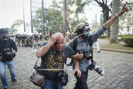 SaloumehZ's tweet image. RT @tuicito: “Otro fotógrafo de Reuters herido en las protestas de Brasil. #OccupyWorldCup #NaoVaiTerCopa  v/...