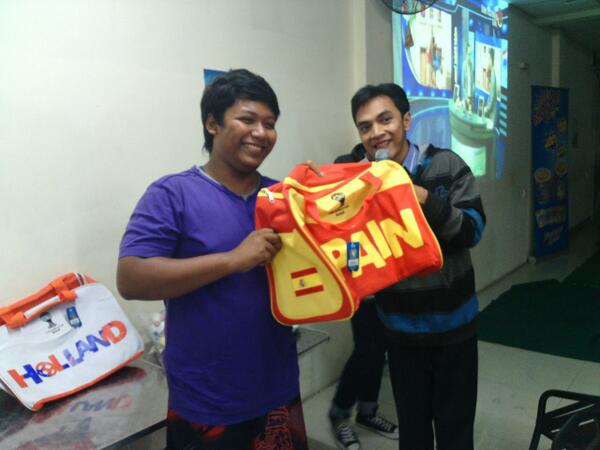 IdmPoint_Malang's tweet photo. Pemenang tas spain,lumayan bt mudik Nobar Gratis plng bwa hadiah @IdmPoint_Malang http://t.co/w32QX5oDtF