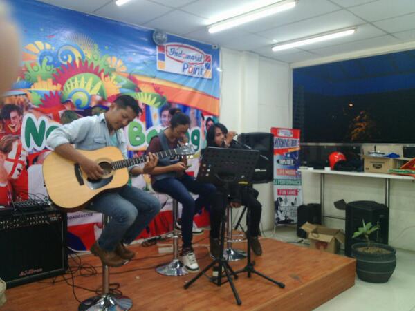 IdmPoint_Malang's tweet photo. Asyiknya konsumen yg lg nge-jam breng V-band @IdmPoint_Malang http://t.co/MjmVrGKZn1