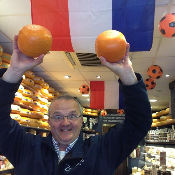 Antonklapwijk's tweet photo. Als wij morgen die scheids dit als kado geven, kan Spanje het wel vergeten http://t.co/x4vhEATcBC
