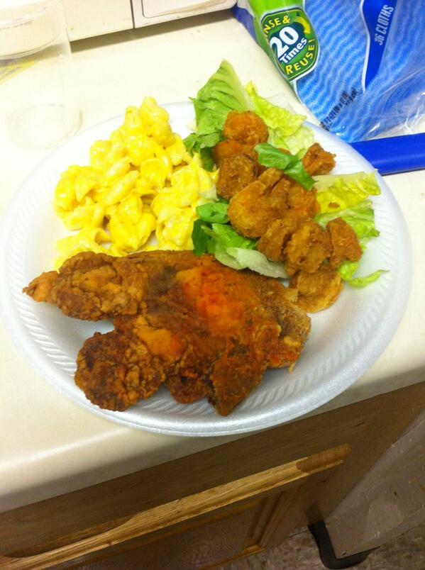 __dezzii's tweet photo. Quick and fast dinner 😋 http://t.co/qIZNt72ScK