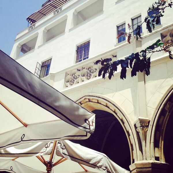 thezoereport's tweet image. No better place for an afternoon rendezvous in LA... @chateau_marmont #jetsetstyle