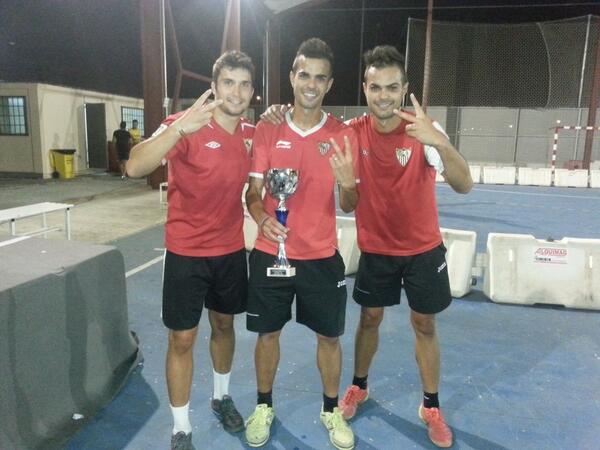 luismisfc's tweet photo. es tuya tb @Manuelvg7 campeones de futsal en la Us y hoy de @uStreet3x3 @ManuPereaPinelo @MiguelSC14 @JoseAlberto_GM http://t.co/RnhgvK9cK1