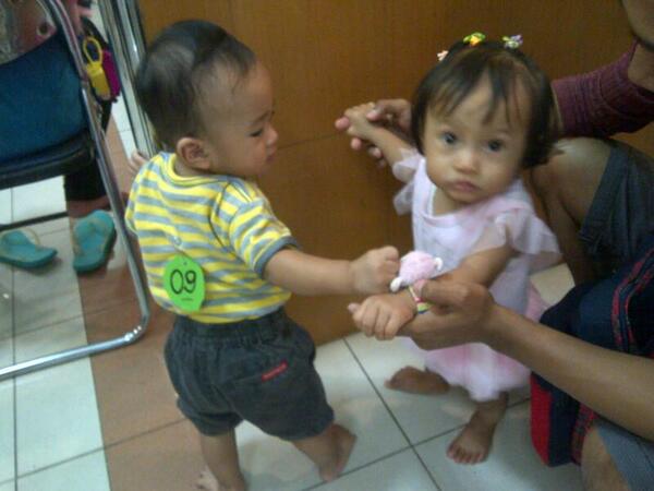 dheenov's tweet photo. Rapha mulai genit nih :D RT @phradita_: Ikutan race malah tepe2 ma cewek nih om @tedyska @zubir_only cc: @tuanrakyat http://t.co/or4k1qiQQj