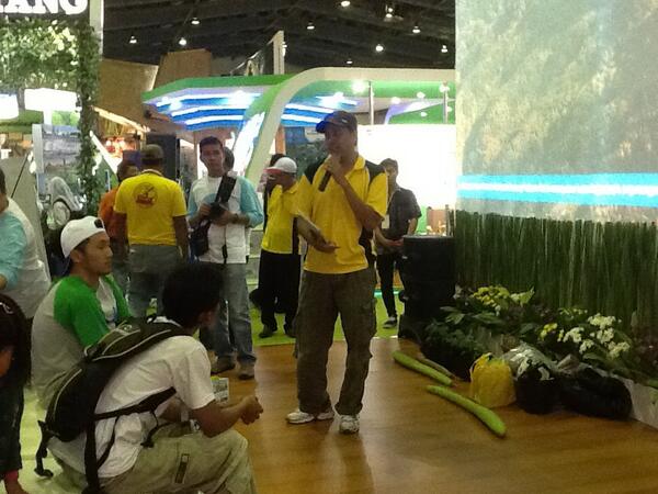Presentasi Urban Farming dari Kehati, sobat Greenweb lihat sayur besar di foto ini? Itu oyong raksasa :) #PLI2014