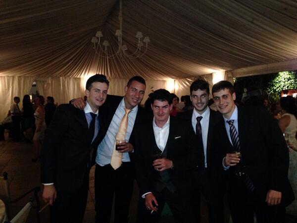 Galarza_David's tweet photo. De bodorrio !!! @antoniodebenit1 @HectorHaro91 @LeALJ_11 #manolosenoscasa http://t.co/cjtepRIwTU