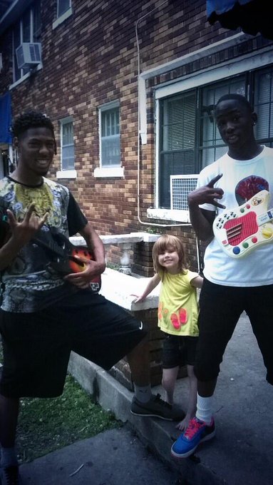 There's so much wrong with this pic like I can't even http://t.co/WEnsjbr9Cd<a href="/tag/blackgirlsunday"class="tags"><span>#blackgirlsunday</span></a>