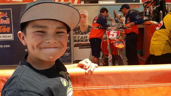 BrentHarling's tweet photo. Aiden "Gallito" Harling checking out his future ride. Thanks @RyanDungey for dialing it in for him. Nice job today! http://t.co/lh4O9keEJl