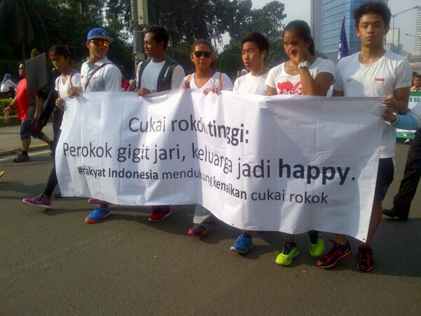WHOIndonesia's tweet photo. Jakartans send messages for raising tobacco tax at the heart of Jakarta - marking the World No Tobacco Day #HTTS2014 http://t.co/rXwgv8iitp