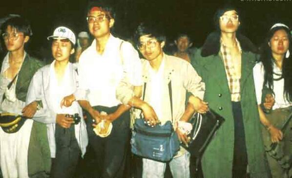 We will be back. #重回天安门 <a href="/ohsanra/">王三良</a> 1989年6月4日凌晨5时半，在数万军人武力驱逐下，学生们被迫撤离广场，眼中含泪，神情悲愤。许多民众在前门迎接学生：“你们没有失败！你们会回来的！人民感谢你们！”