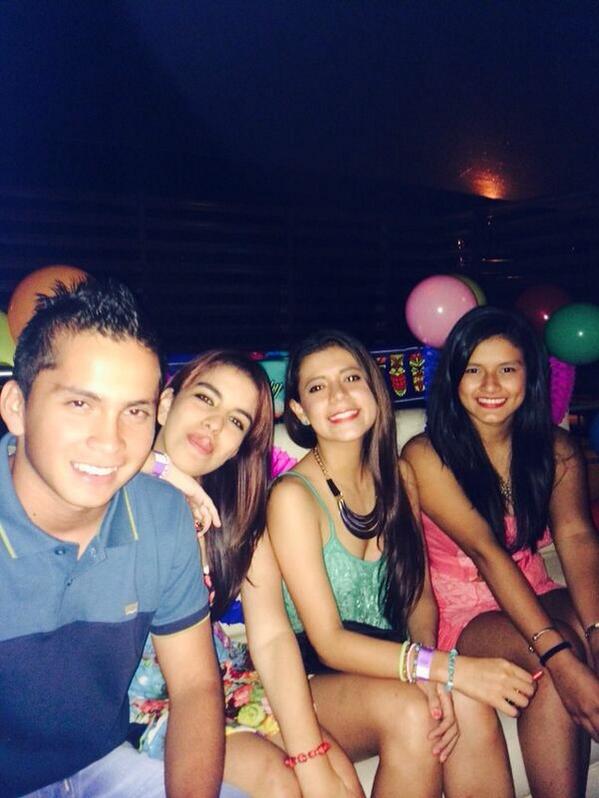 Marianchi13's tweet photo. @diegoquesada457 @mariavr__ @ValenOspinaA #UkeleleBar http://t.co/6tdhwjefU4
