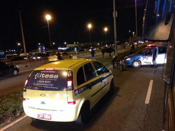 thiago_drummond's tweet photo. @LeiSecaRJ cavalo parou o trânsito em frente ao Barra Music. Polícia conseguiu rerirar. http://t.co/bZiZ8wIViZ