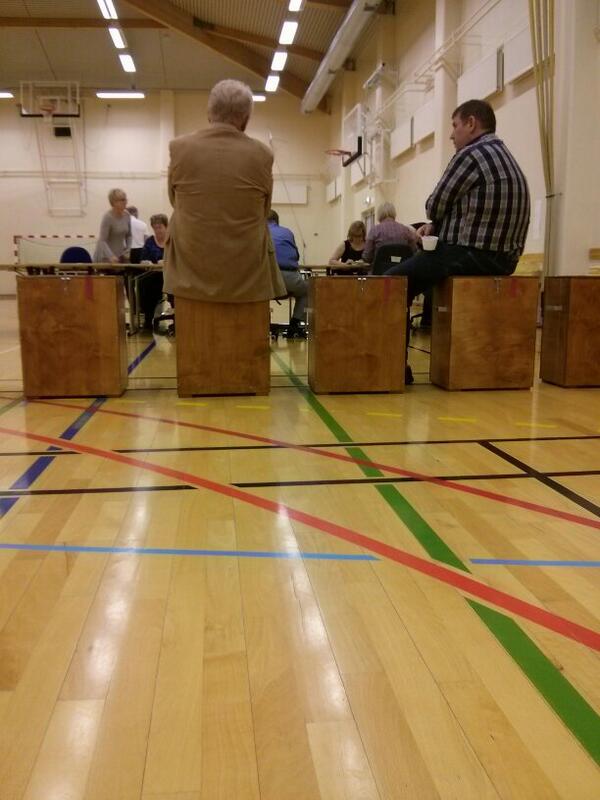 Síðustu atkvæðin talin í Íþróttamiðstöð Heiðarskóla í Reykjanesbæ. Lokatölur rétt ókomnar. #kosningar <a href="/RUVfrettir/">Fréttastofa RÚV</a>