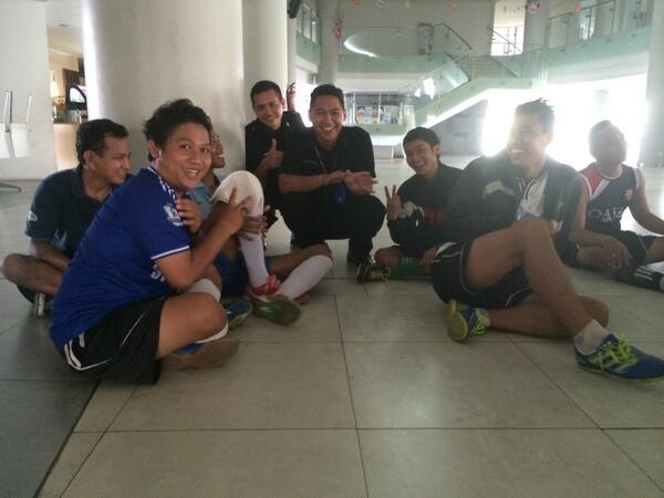 CleanAndChange's tweet photo. Kecerian di hari minggu bersama teman-teman :D #maritebarsenyum http://t.co/JmMZcQBXaM