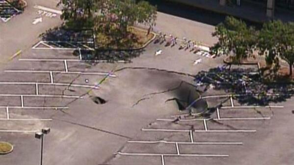 AprilARPAST's tweet image. Sinkhole Swallows Part of Florida Shopping Center gma.yahoo.com/blogs/abc-blog…