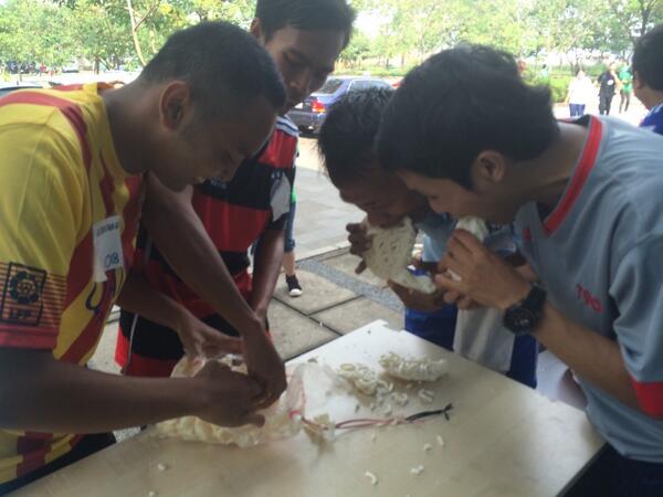 CleanAndChange's tweet photo. Games selanjutnya makan krupuk wah teman-teman bersemangat sekali :D http://t.co/e03dXDKiqj