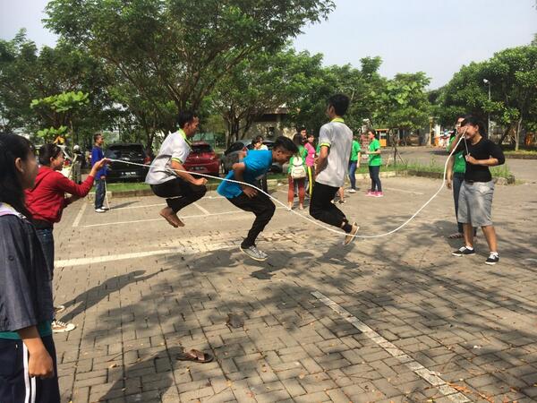 CleanAndChange's tweet photo. Gemes selanjutnya adalah lompat tali :D wahhh seru banget yah guys :D http://t.co/0DKvZeHvmX