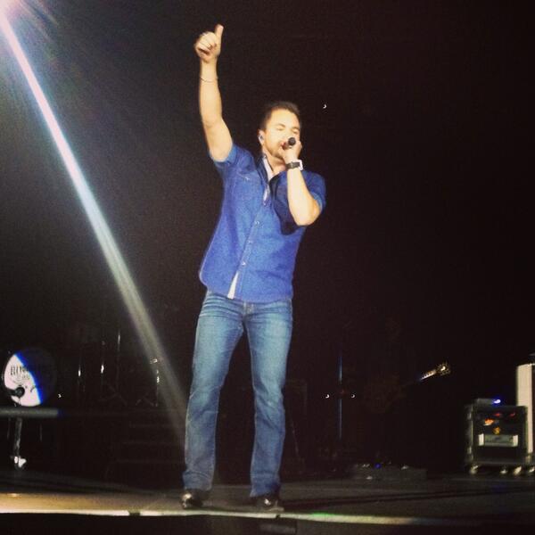 fancymoy's tweet photo. @EliYoungBand #mikeeli #thumbsup #goodshow #monctonnb #10000townstour http://t.co/b3w70L0u4A