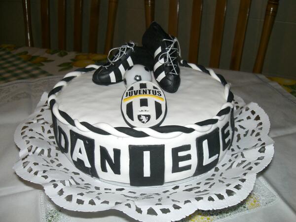 85dan85's tweet photo. Torta di Compleanno.
Mia Mamma mi ha fatto JUVENTINO!!! @juventusfc http://t.co/WUzDCYpoZT