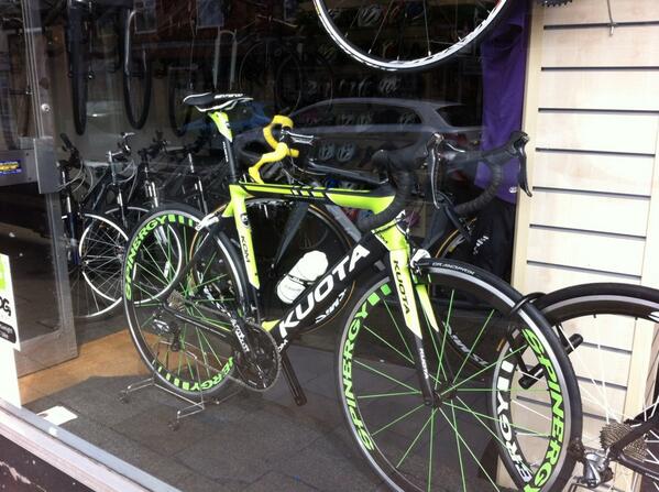Duttyo's tweet photo. “@jpc_jack: New lime green KOM with lime green wheels #kuota http://t.co/bKVqMfkTHX” has been stolen in a raid on shop. Very distinctive