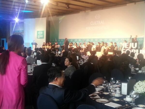 드디어 폐회식입니다. 큰 탈 없이 성황리에 제주포럼을 끝내서 매우 기쁘고 제주포럼을 준비해주신 모든 관계자 분들에게 박수를 보냅니다. 제주포럼 화이팅!