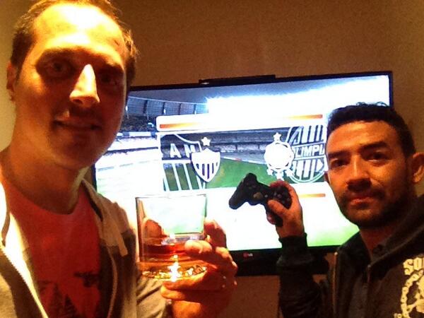 LSTUDIO_SD's tweet image. Y ahora si...después de una jornada larga un merecido #Jack#Daniels y un buen partido entre @arbustox y @leotomos