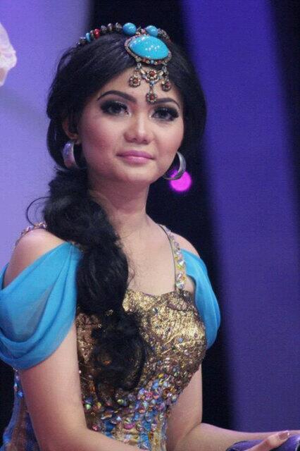 Maishaka_Update's tweet photo. liat ada bollywood teteh @Rina_Nose http://t.co/ulmqHjImDl