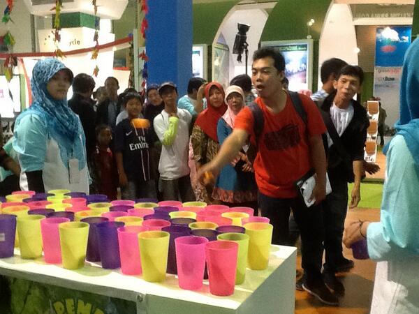 Semangat main Pembela Rimba 2, yang antri juga banyaaaaak :) yuk ikutan main di booth kita :) #PLI2014 #greenwebID