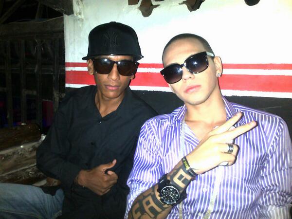 FABIANVALERO's tweet photo. @HECTORFALA y su corista @K_Shaggy_A #PuertoLopez #preparados #EnVivo @ARTSFV http://t.co/8rt7S7sQjE
