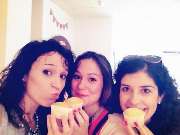 CarlagRicarte's tweet photo. Ricas, ricas...por fin volvemos a juntarnos las tres y por todo lo grande: haciendo súper cupcakes en @sugarhouse_RC http://t.co/exPH3yYmRj