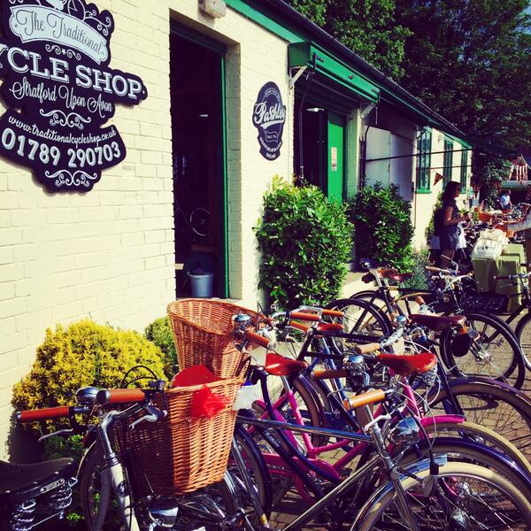 stratartsfest's tweet photo. So much on today! Lining up for the Pashley Picnic Ride and a performance Mr Keith! @pashleycycles @Trad_Cycle_Shop http://t.co/yej3SbSGIG