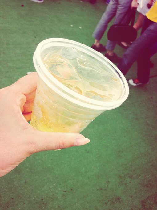 気づいたら3杯目の梅酒ソーダ。 http://t.co/XgvrdG2ugB