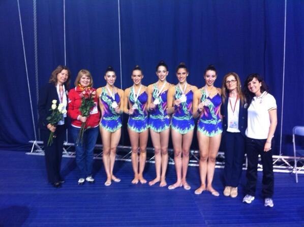 RFEGimnasia's tweet photo. FOTO. Conjunto español posa con la medalla de plata en la Copa del Mundo de Minsk junto con las entrenadoras y jueces http://t.co/NKgIVCa9Cj