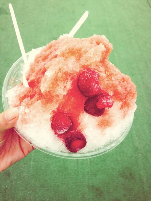 いっぱい食べたから〆のイチゴかき氷。 http://t.co/AyRNhlpFIr