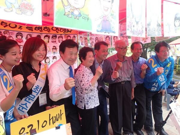 강원지사는 최문순입니다 RT"@zmoonsoonc: [최문순캠프] 원주 장미축제에서 만난 반가운 얼굴, 이광재 전 지사님의 강원도 사랑까지 담아 더욱 열심히 뛰겠습니다. 오직!강원~ ”