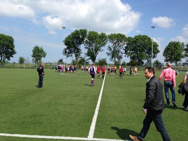 Net na de 7-1 wordt er afgefloten. ROAC 2 promoveert naar de res. 2e klasse!