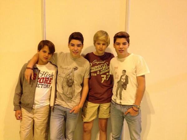 Ya están en el <a href="/SalondelPadel/">Salón del Pádel</a> los chicos de <a href="/GemeliersMusic/">Gemeliers Oficial</a> con ganas de jugar al padel y cantar