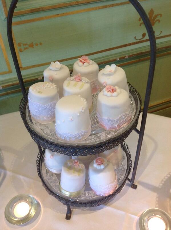 lindencakes's tweet photo. @HotelduVinBrand 100 miniature #Victoriasponge #weddingcakes delivered for today's wedding- http://t.co/ehybmttMuI