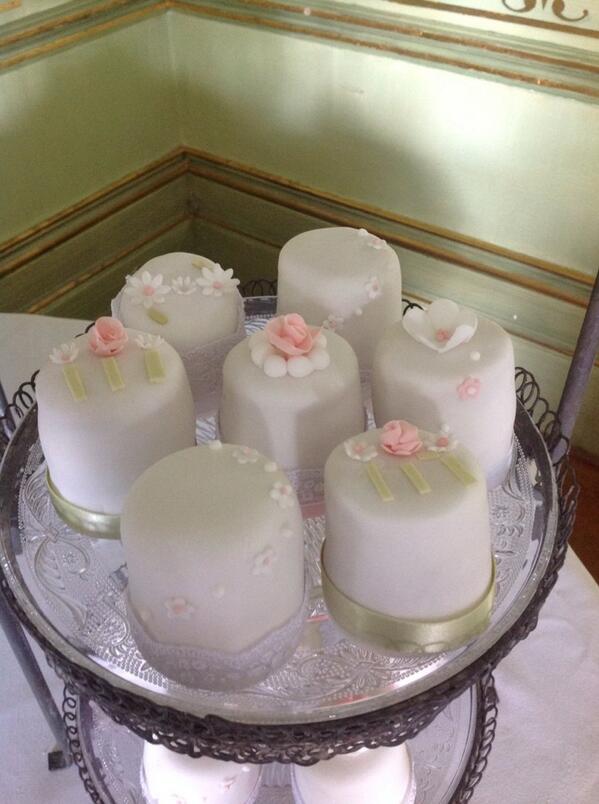 lindencakes's tweet photo. @HotelduVinBrand 100 miniature #Victoriasponge #weddingcakes delivered for today's wedding- http://t.co/ehybmttMuI