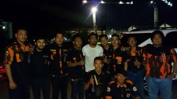 Pengamanan Glenn Fredly oleh Sapma Kom. YPTelkom.Acara Samasta "Earth Time Crisis" Telkom Creative Industries School